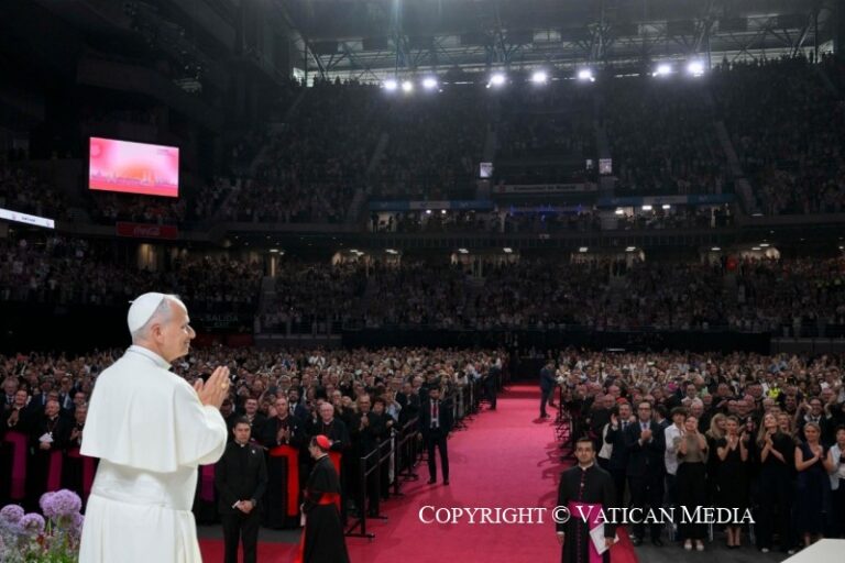 Papa León XIV reúne a una multitud en Madrid y pide renovar la fe cristiana